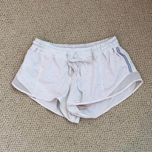 lululemon original low rise 2.5” hotty hot shorts